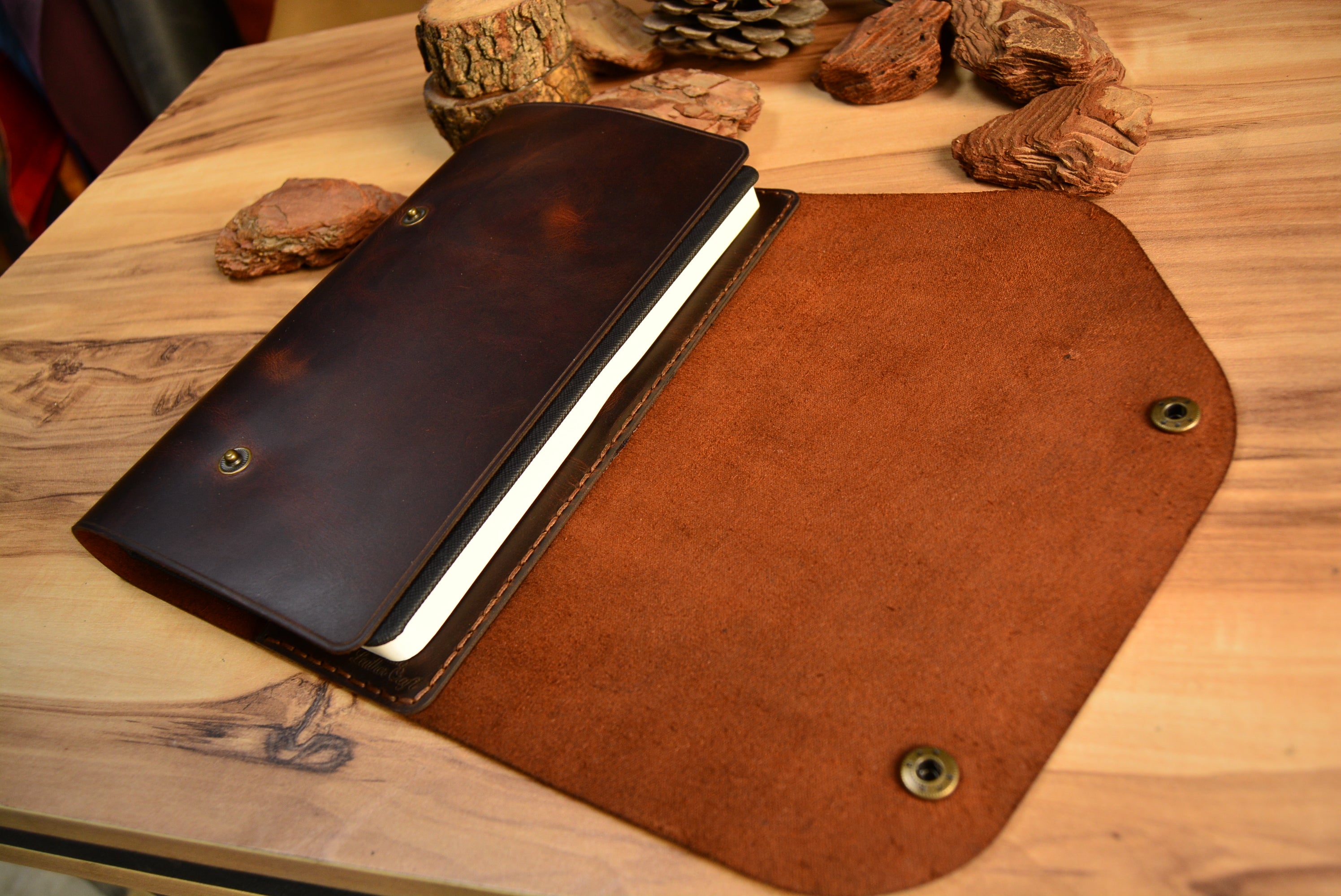 Hakiki Deri El Yapımı Ajanda Kılıfı V-4 – Çift Çıtçıt Kapaklı, 160 Sayfa Tarihsiz Defter (16x22 cm)